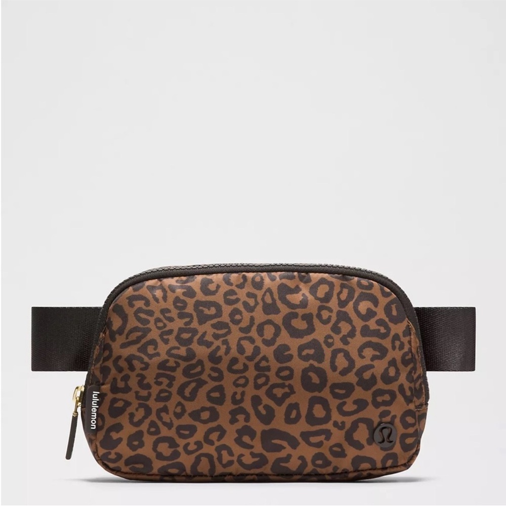 LULULEMON EVERYWHERE BELT BAG LEOPARD❤️❤️SOLD OUT!!
RARE!!